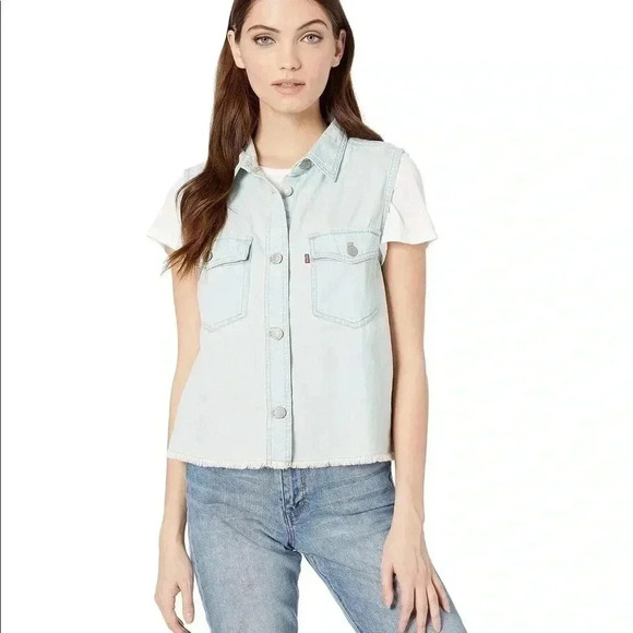 Levi's Jackets & Blazers - Levi’s sleeveless lightweight chambray Maddie vest